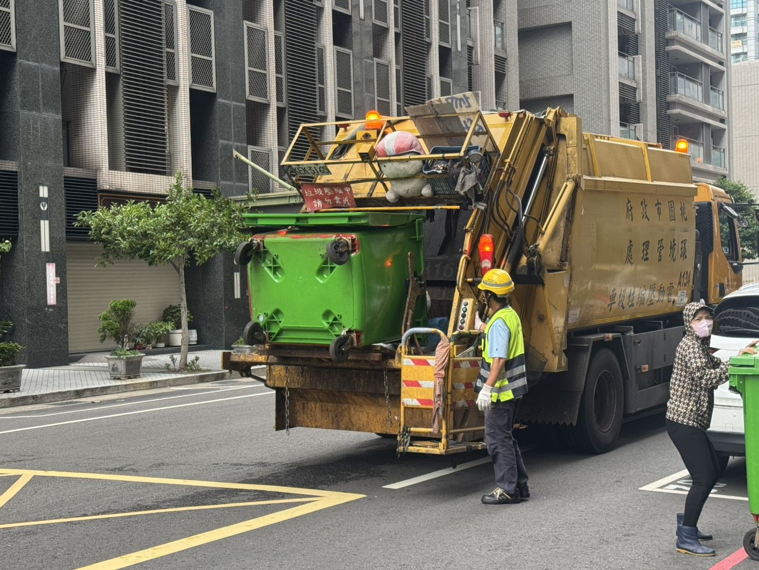 秋節團圓到歡慶十月連假 垃圾車穿梭巷弄照常收運 環保局推過節減量新時尚 隨手做分類護守家園更乾淨 (2).jpg